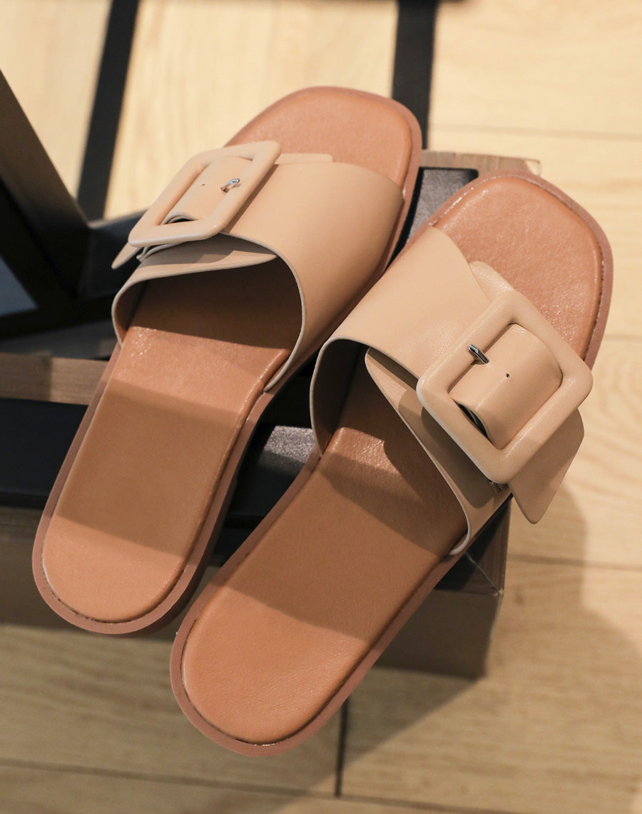 Mules plates beiges à grosse lanière ceinturée