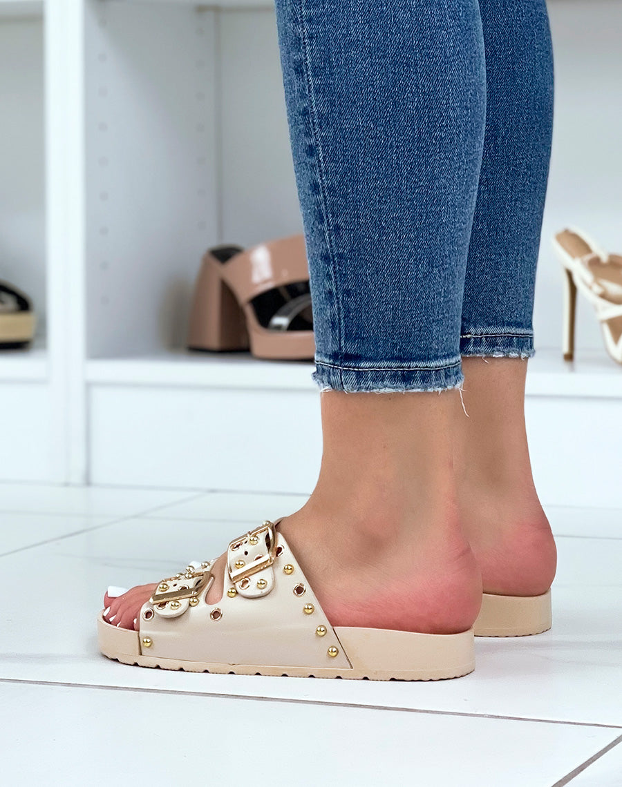 Mules plates beiges à lanières ajustables et clous dorés