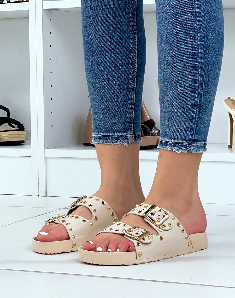 Mules plates beiges à lanières ajustables et clous dorés