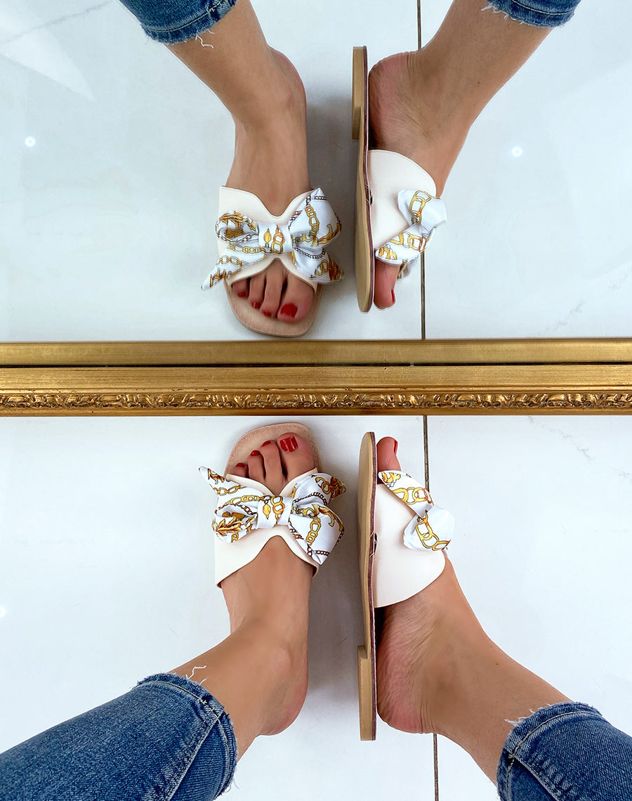 Mules plates beiges à petit foulard noué