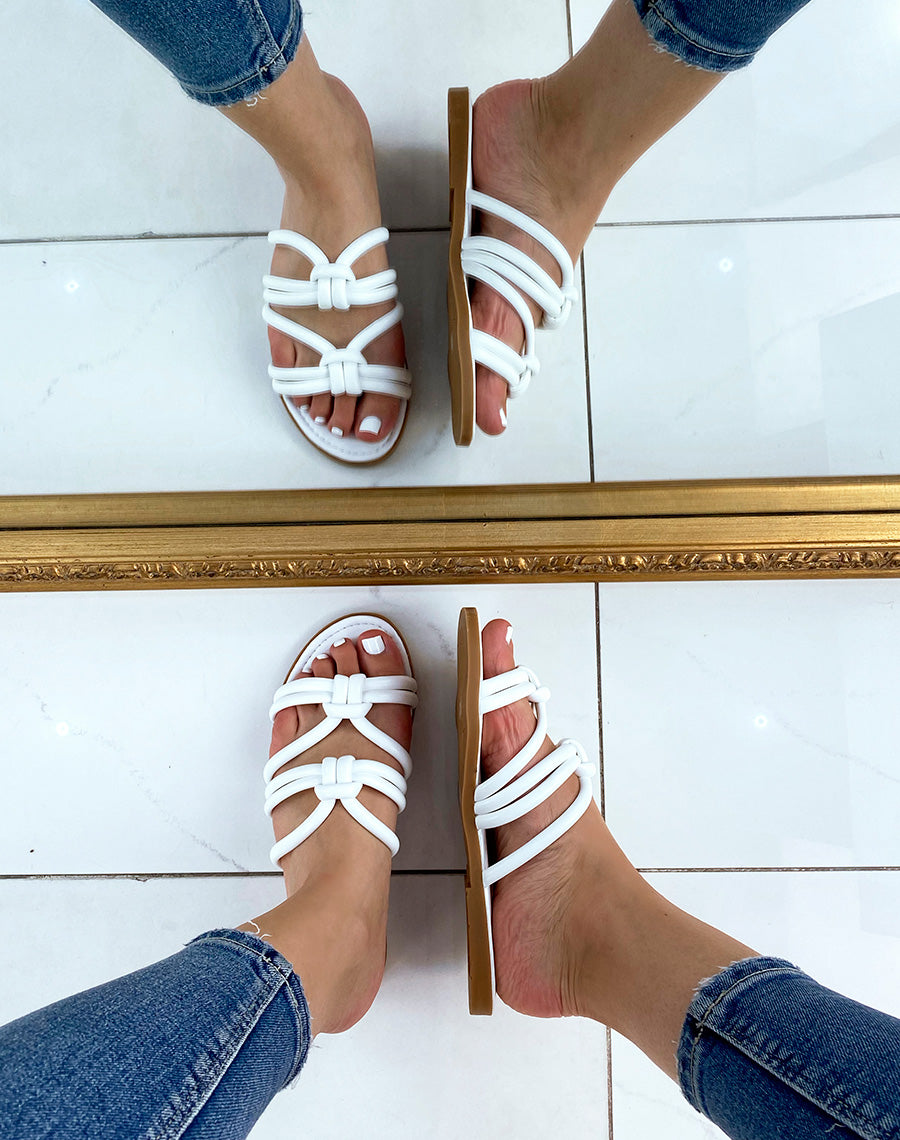 Mules plates blanches à brides entrecroisées