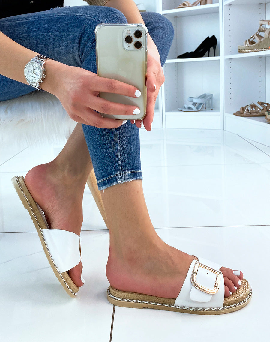 Mules plates blanches à détail doré