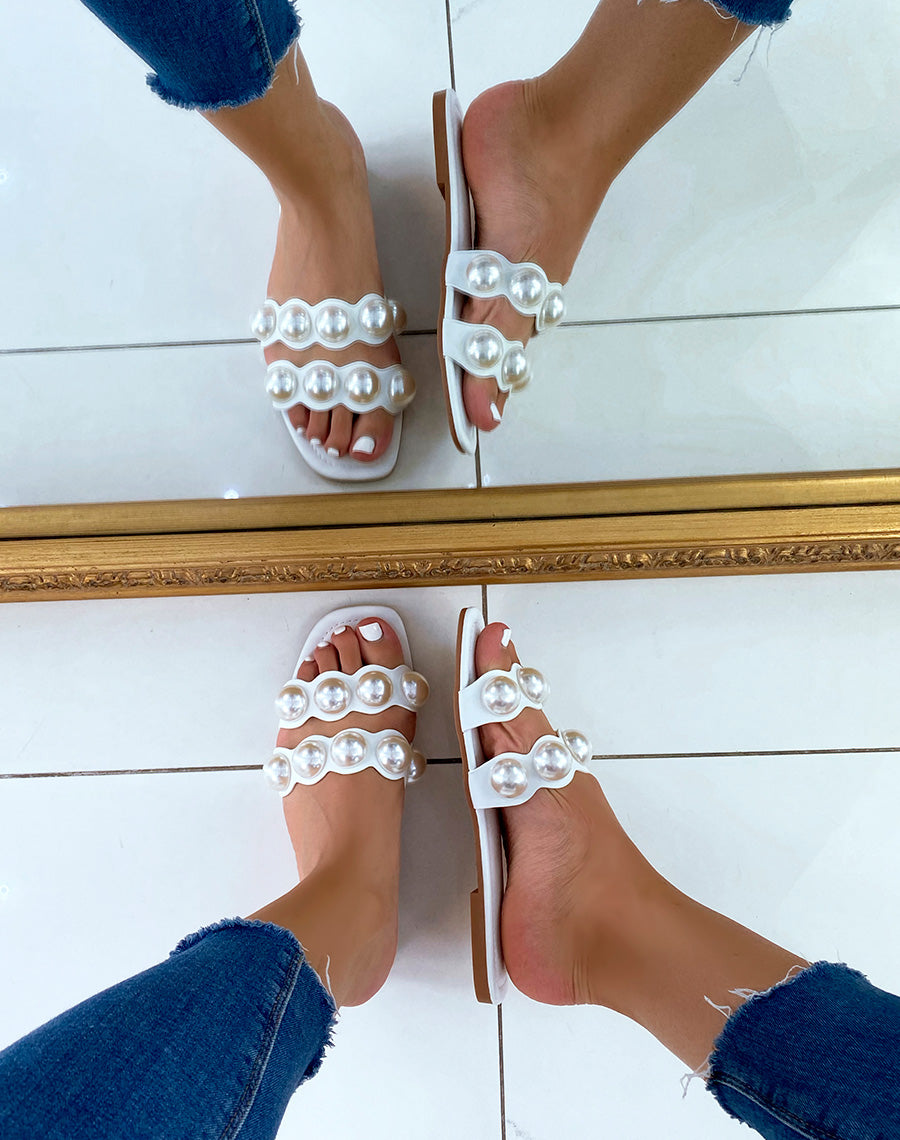 Mules plates blanches à double brides et perles blanches