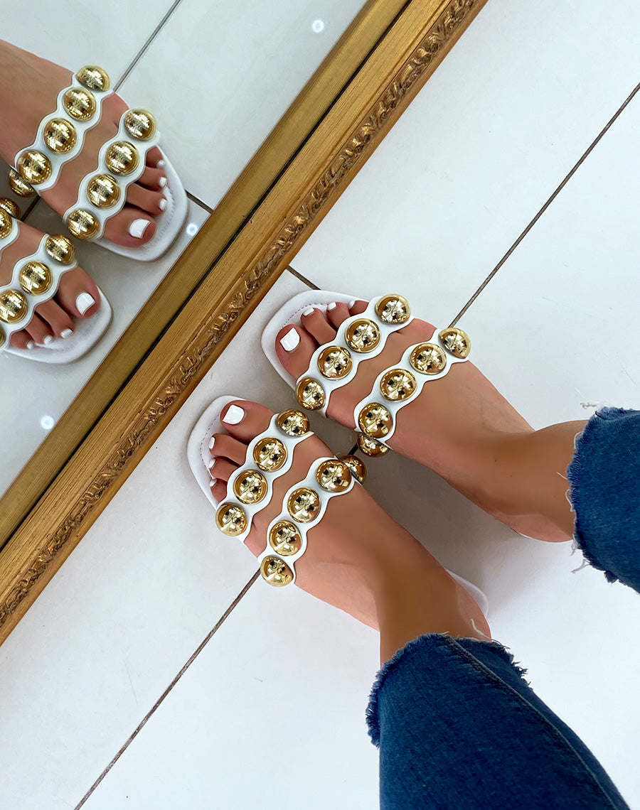 Mules plates blanches à double brides et perles dorées