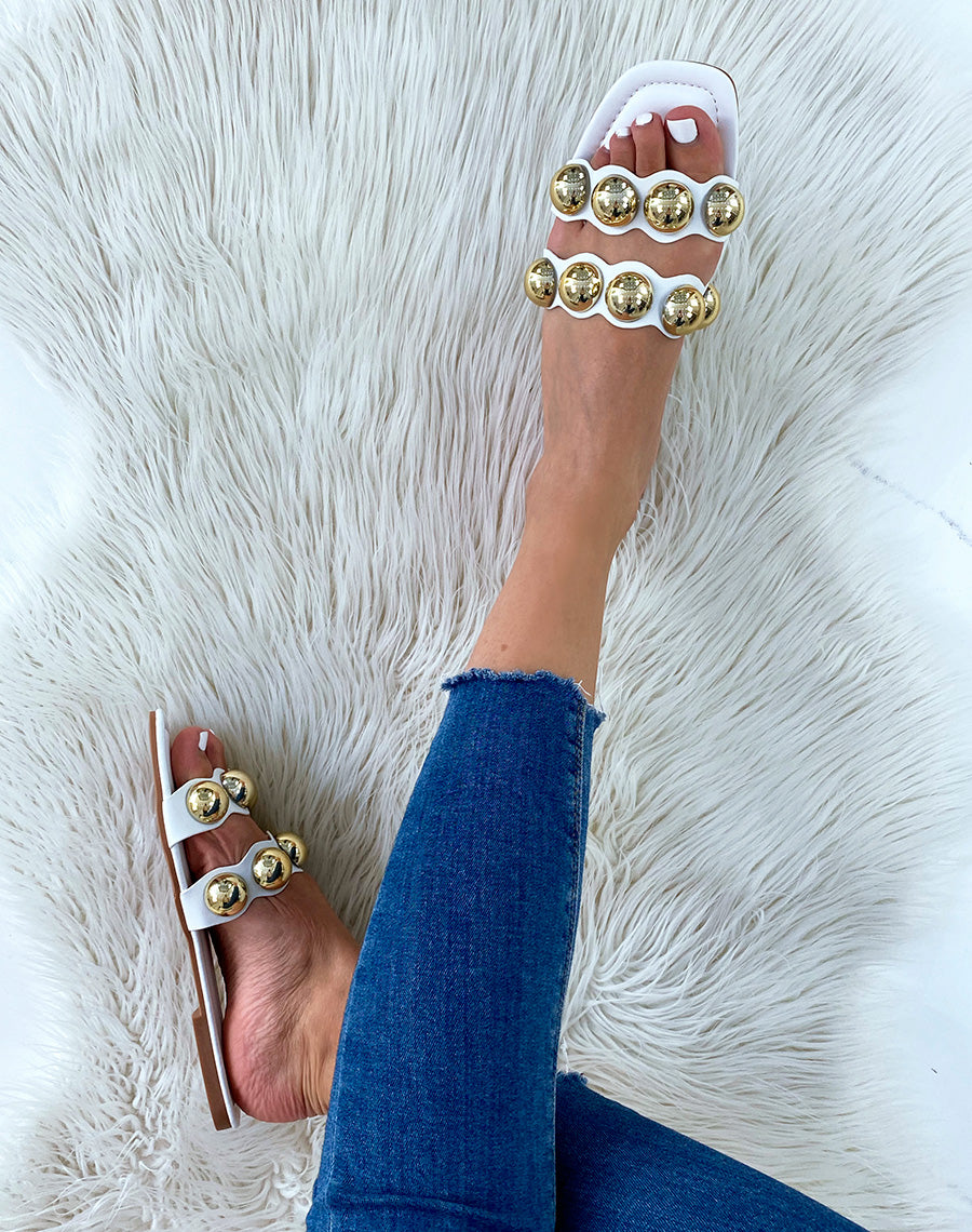 Mules plates blanches à double brides et perles dorées