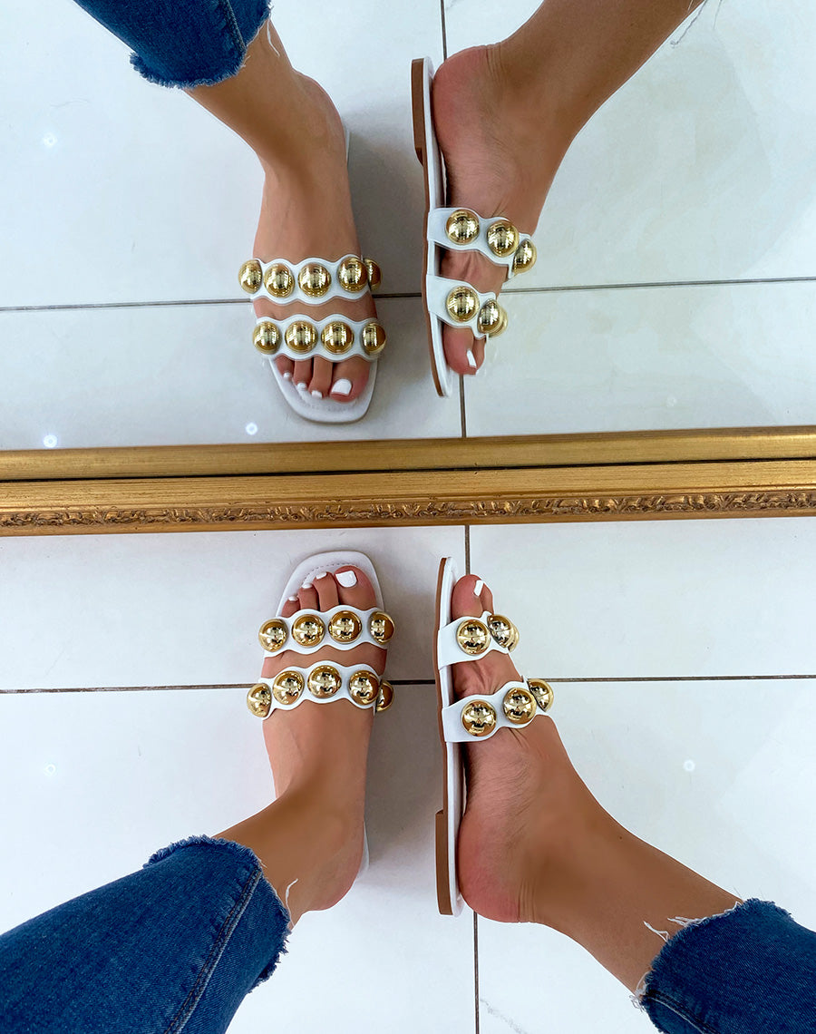 Mules plates blanches à double brides et perles dorées