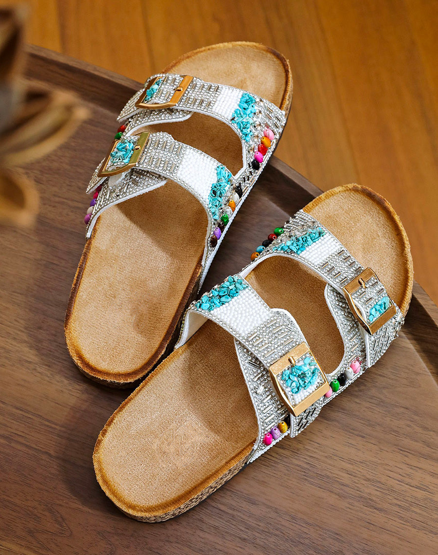 Mules plates blanches à multiples bijoux colorés