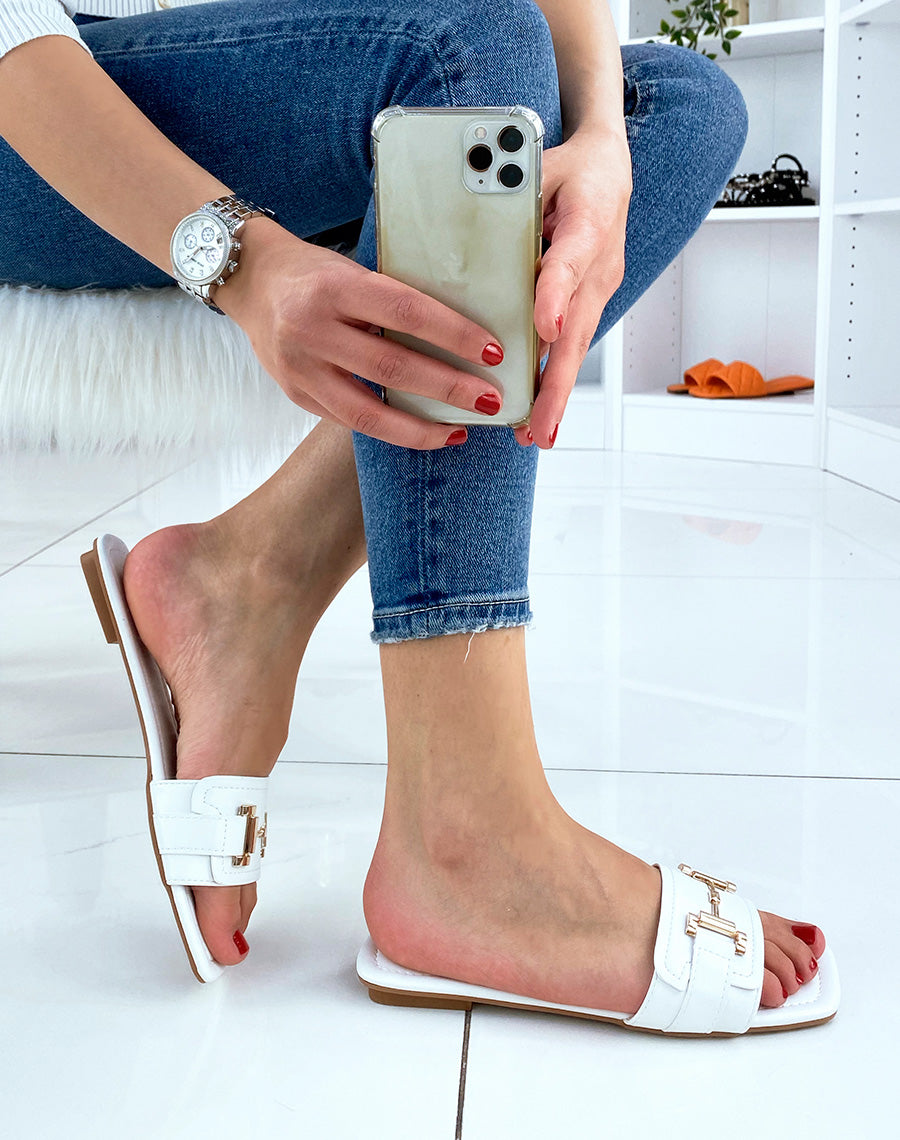 Mules plates blanches à ornement doré