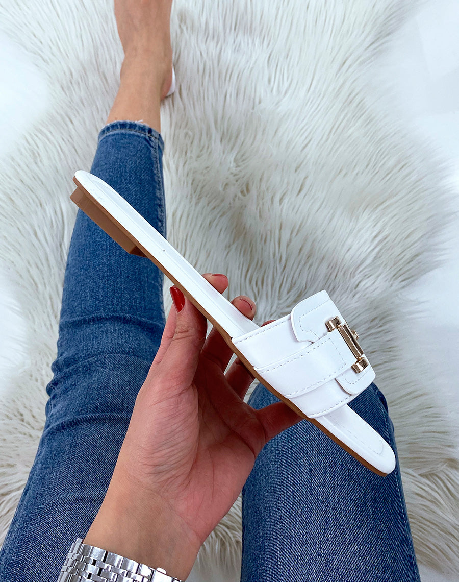 Mules plates blanches à ornement doré