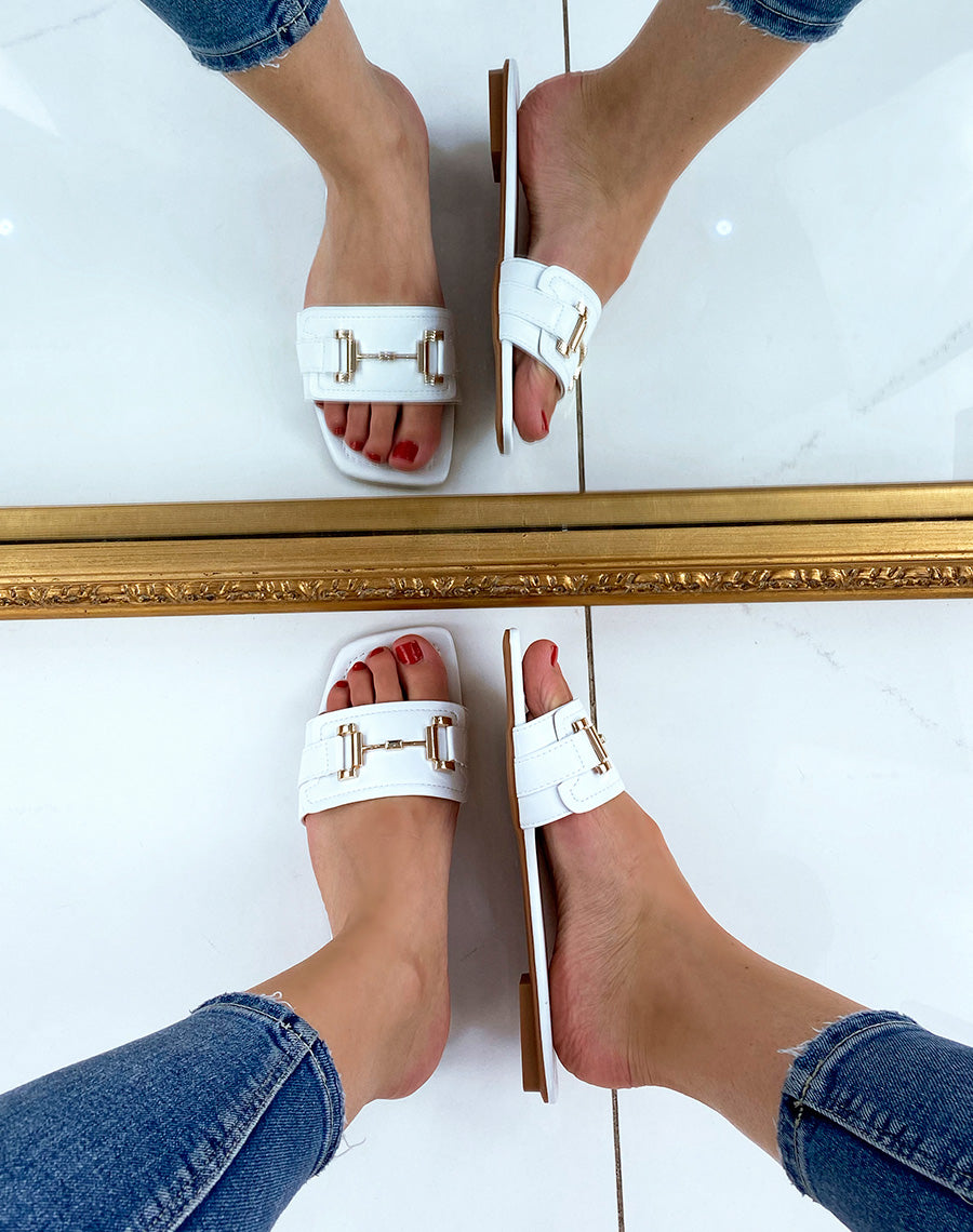 Mules plates blanches à ornement doré