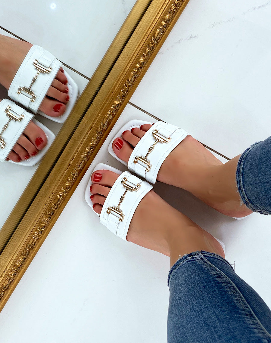 Mules plates blanches à ornement doré