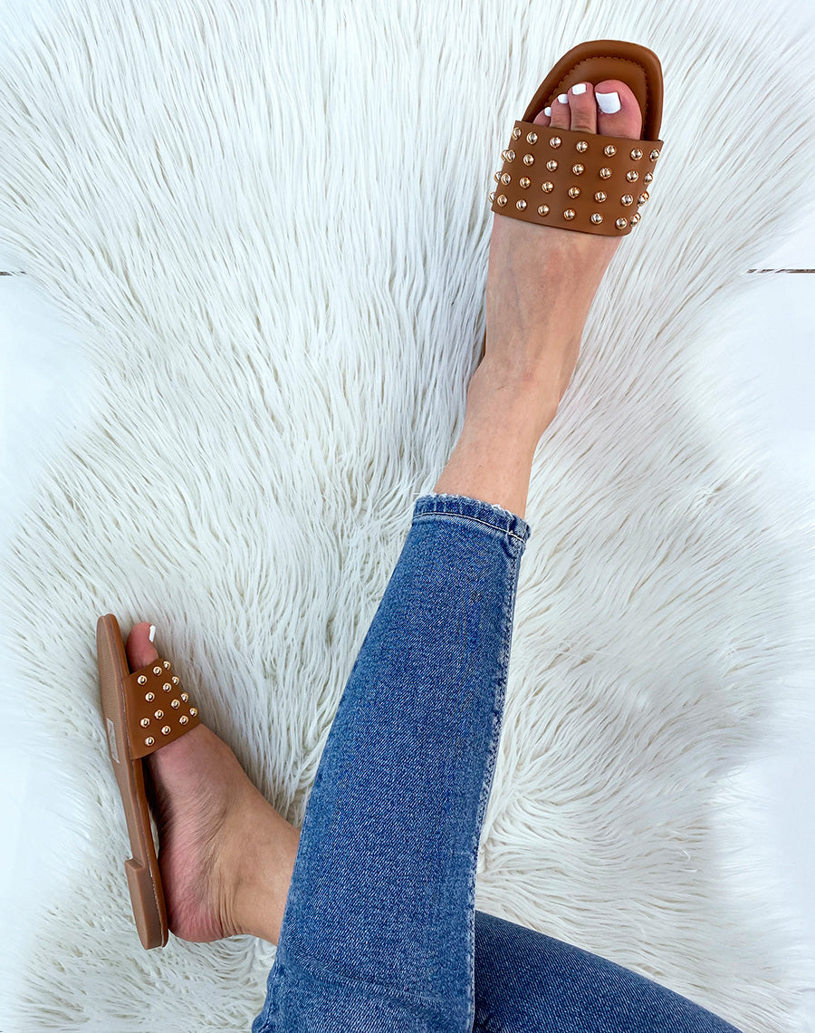 Mules plates camel cloutées