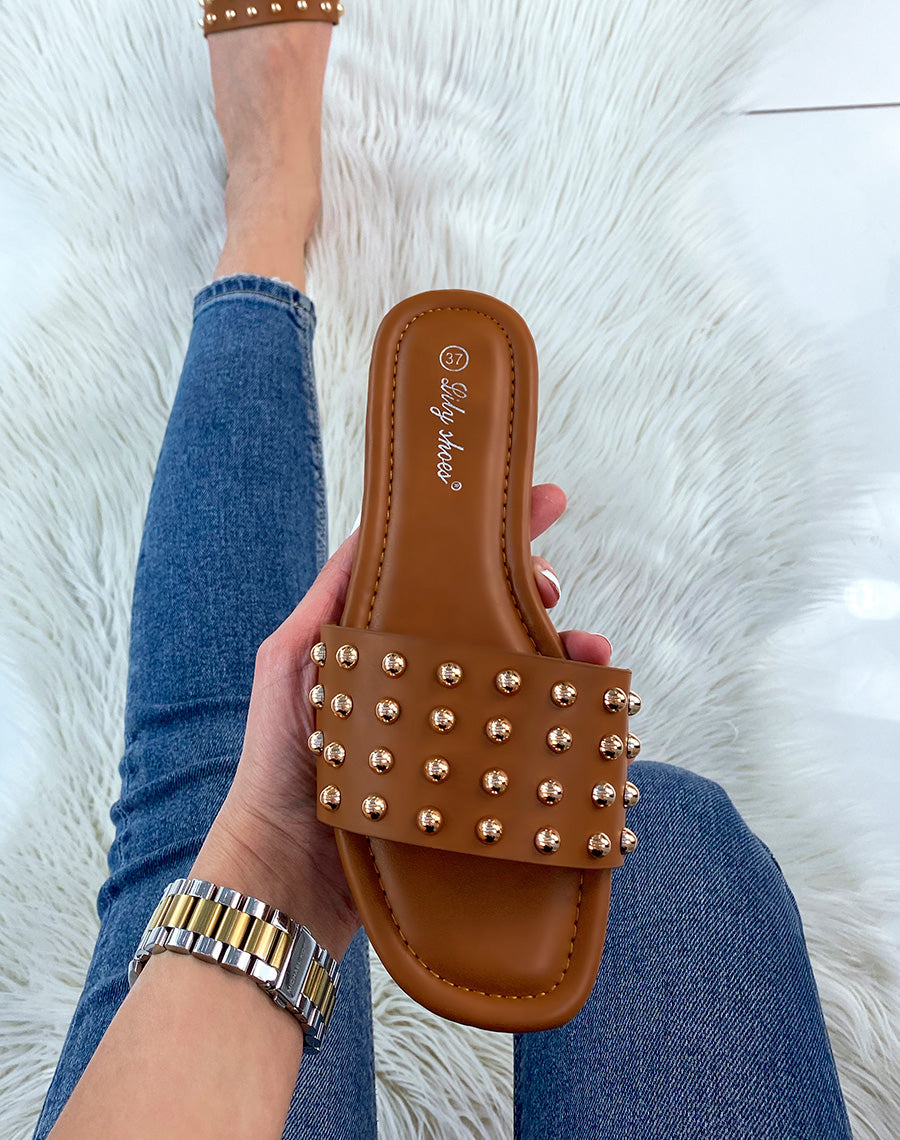 Mules plates camel cloutées