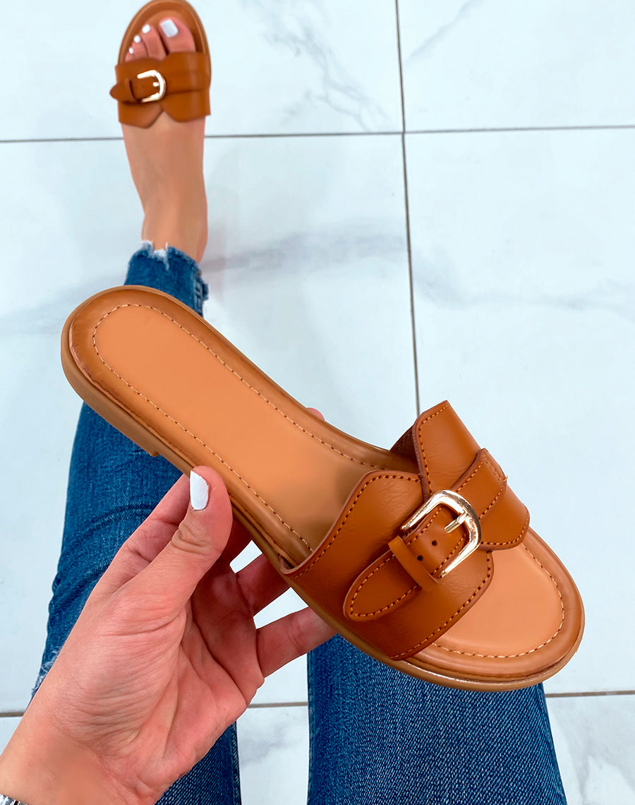 Mules plates camel à détails dorés