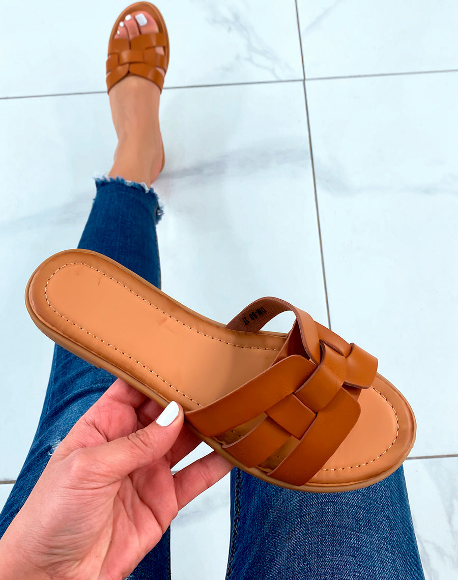 Mules plates camel à lanières entrecroisées