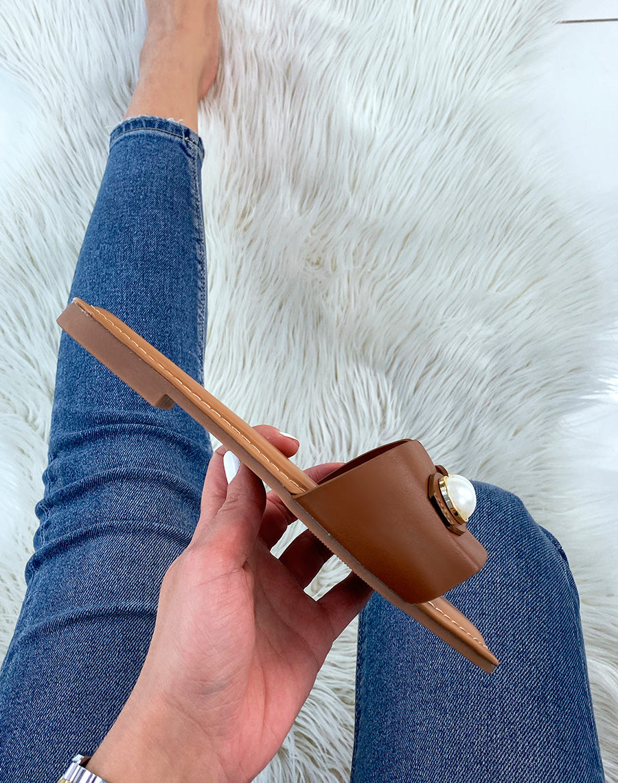 Mules plates camel ornées de grosses perles