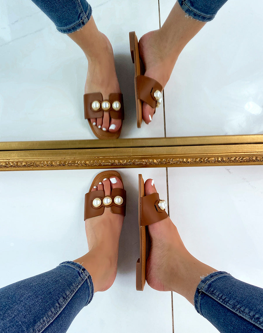 Mules plates camel ornées de grosses perles