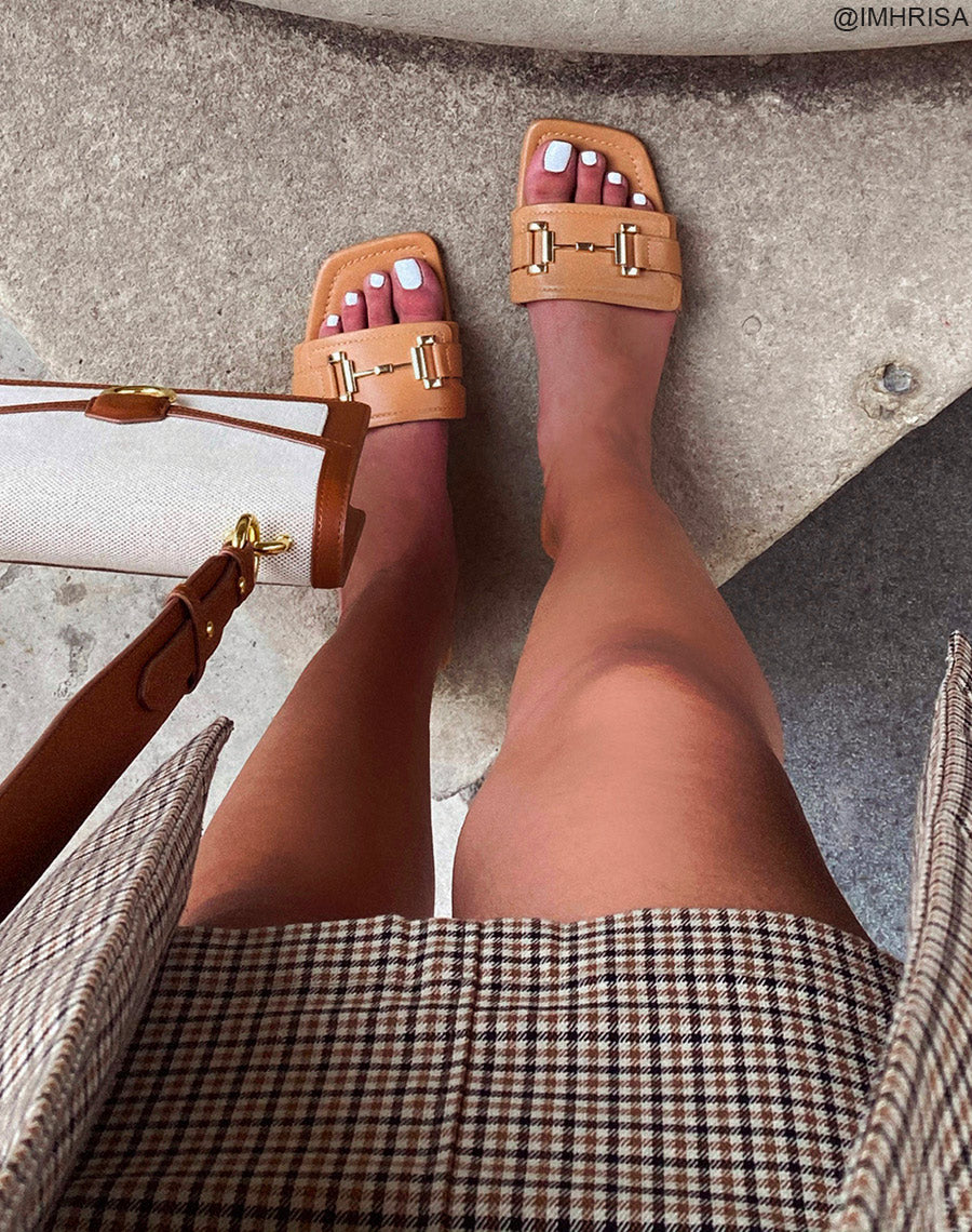 Mules plates camel à ornement doré