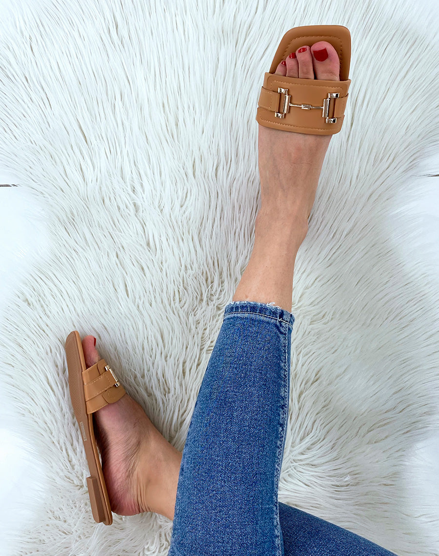 Mules plates camel à ornement doré