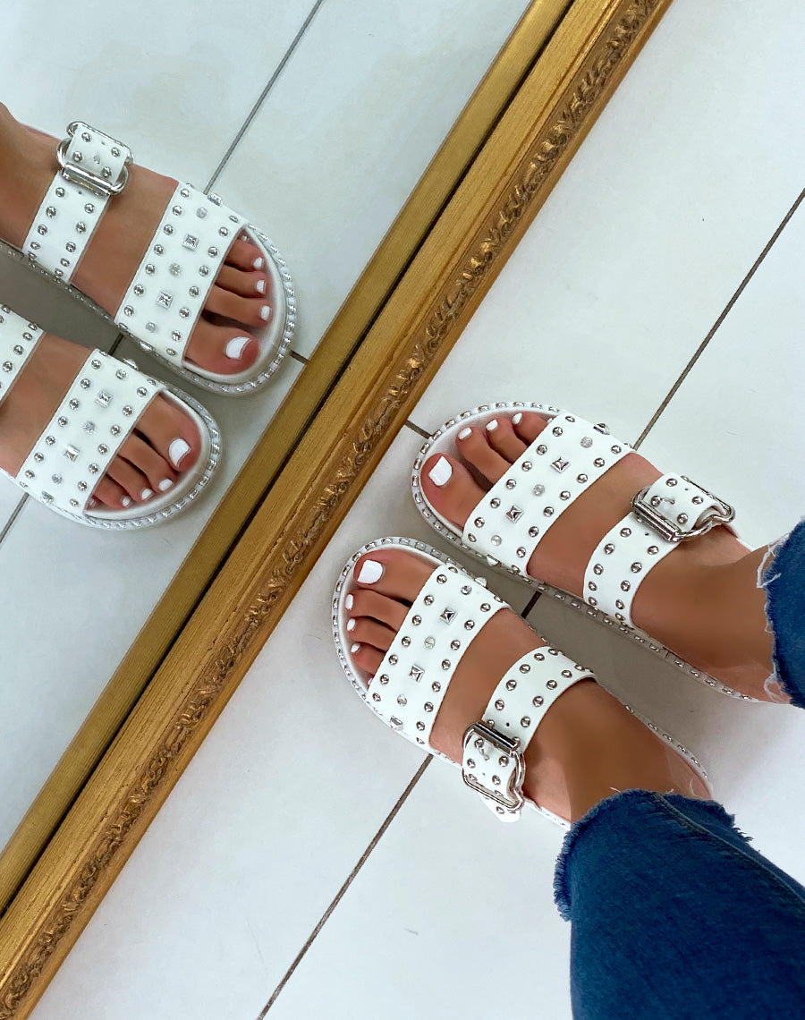 Mules plates à doubles brides et détails cloutés