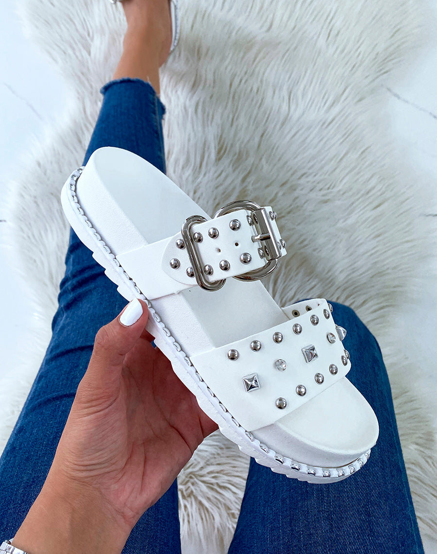 Mules plates à doubles brides et détails cloutés