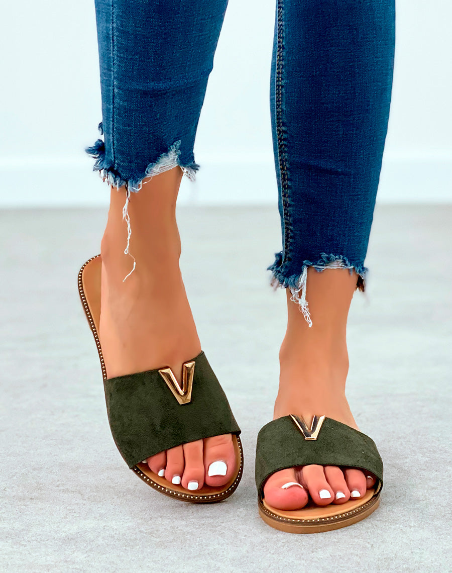 Mules plates en suédine kaki à détail dorée