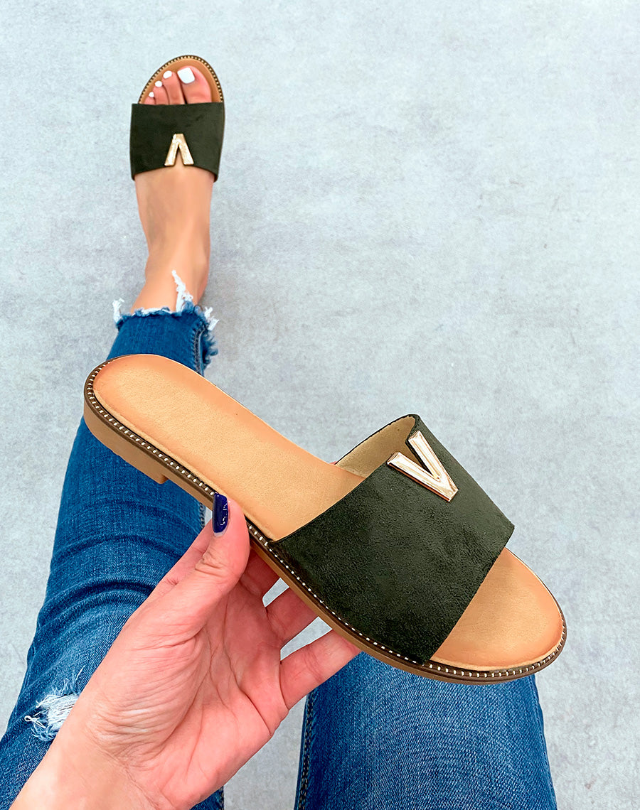 Mules plates en suédine kaki à détail dorée