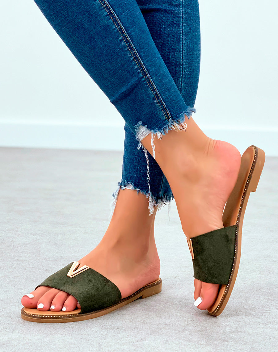 Mules plates en suédine kaki à détail dorée