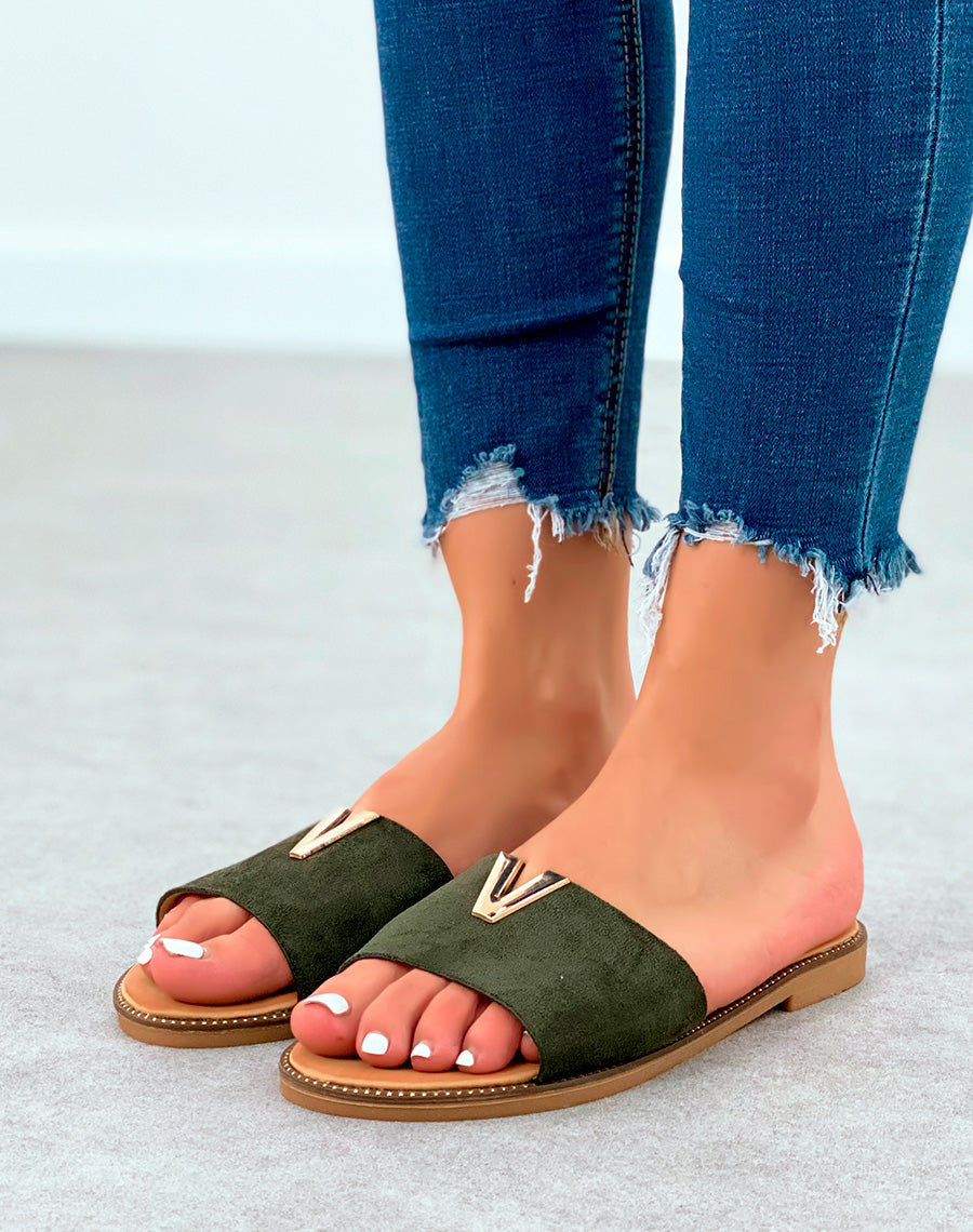 Mules plates en suédine kaki à détail dorée