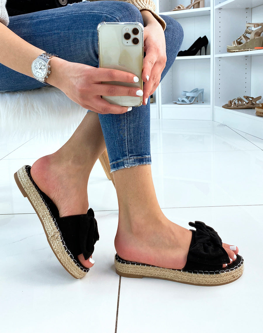 Mules plates en suédine noire en forme de nœud