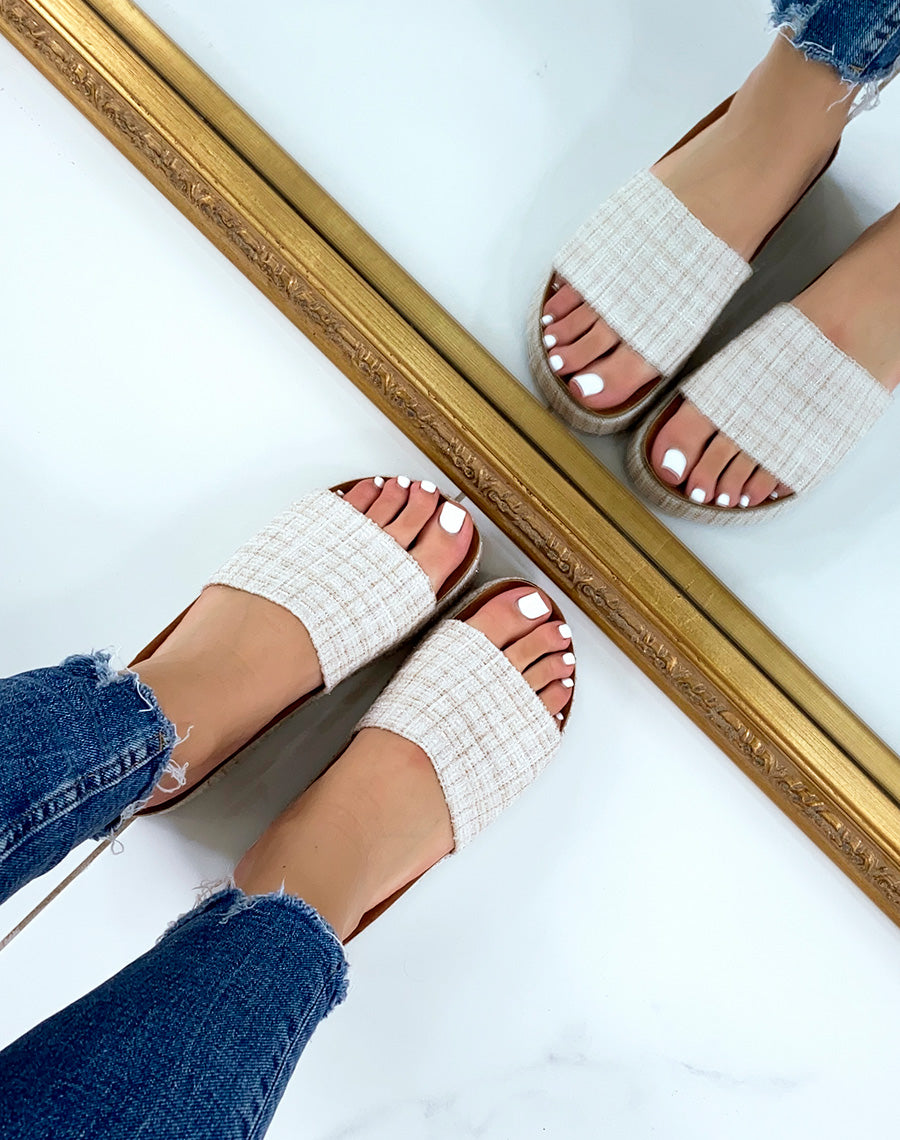 Mules plates en tweed beige