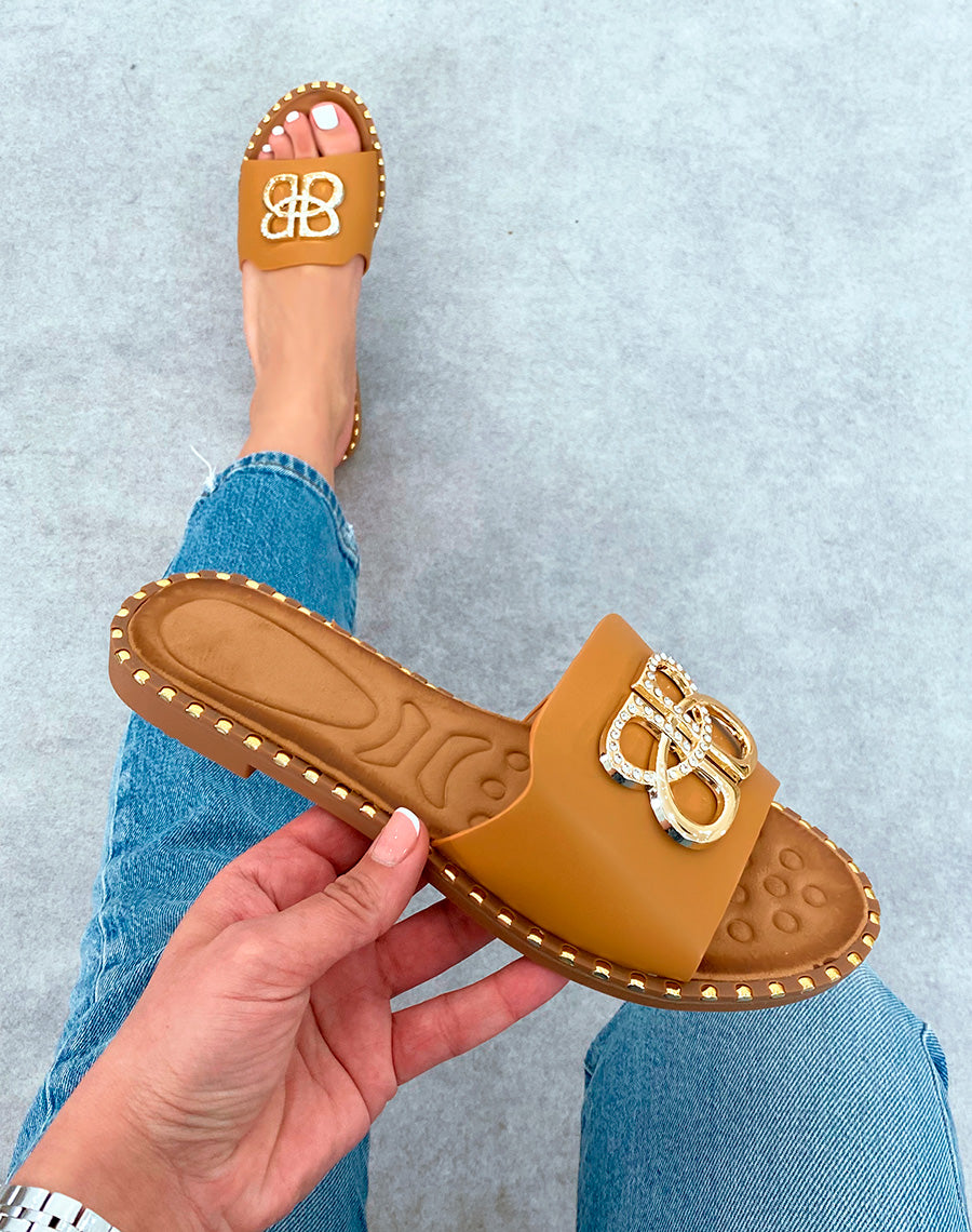 Mules Plates Femme Camel avec Détails Dorés et Semelle Cloutée