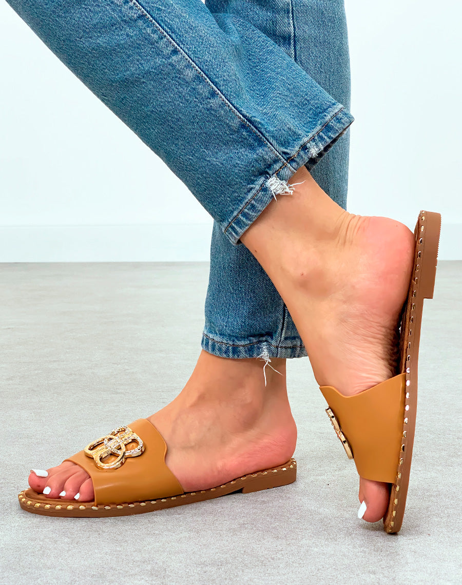 Mules Plates Femme Camel avec Détails Dorés et Semelle Cloutée