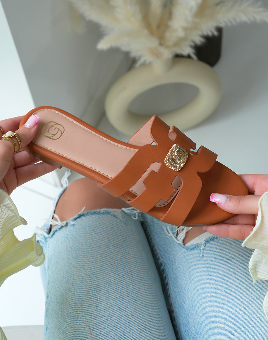 Mules plates femme camel élégantes avec bride et détail doré au centre