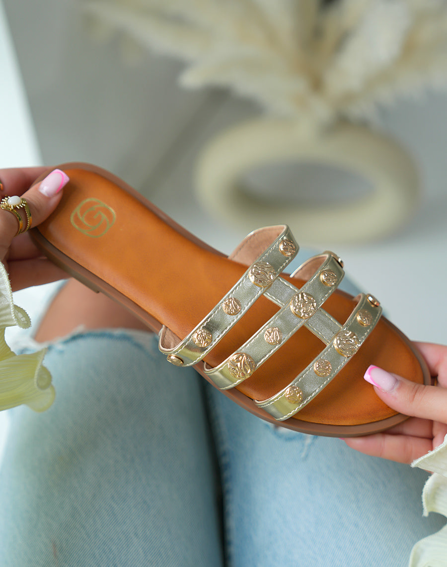 Mules plates femme dorées élégantes à triples brides avec bijoux dorés