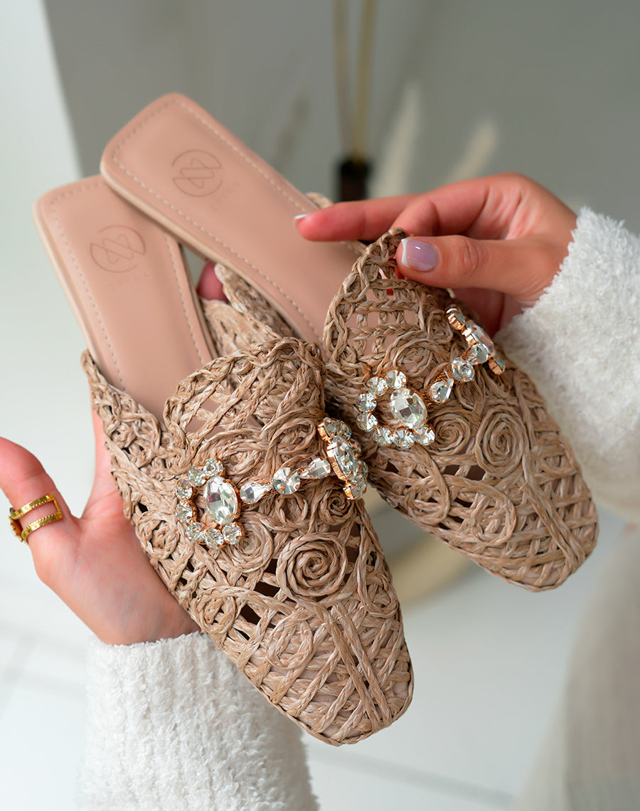 Mules Plates Femme Taupe en Corde avec Détails Bijoux – Fusion d'Artisanat et de Glamour