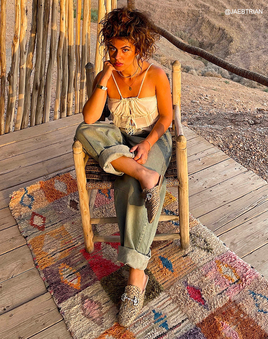 Mules Plates Femme Taupe en Corde avec Détails Bijoux – Fusion d'Artisanat et de Glamour