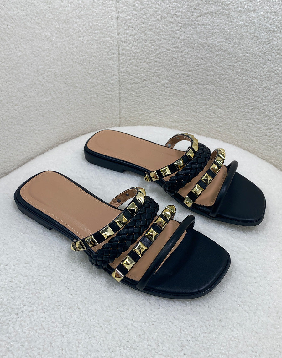 Mules plates à multiples lanières tressées et à détails dorés