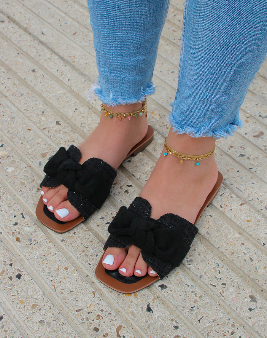 Mules plates noires avec noeud en suédine et bride en tweed