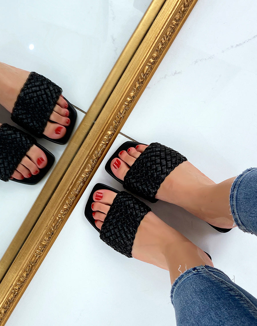 Mules plates noires à bride tressée et bout carré