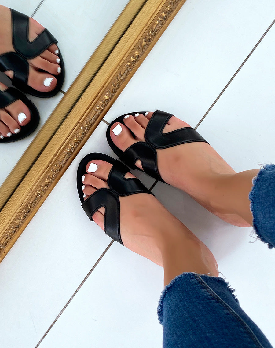 Mules plates noires à brides croisées