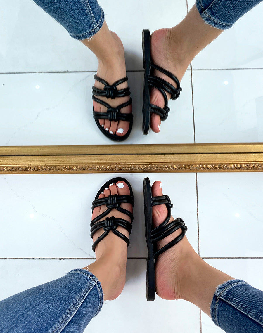 Mules plates noires à brides entrecroisées