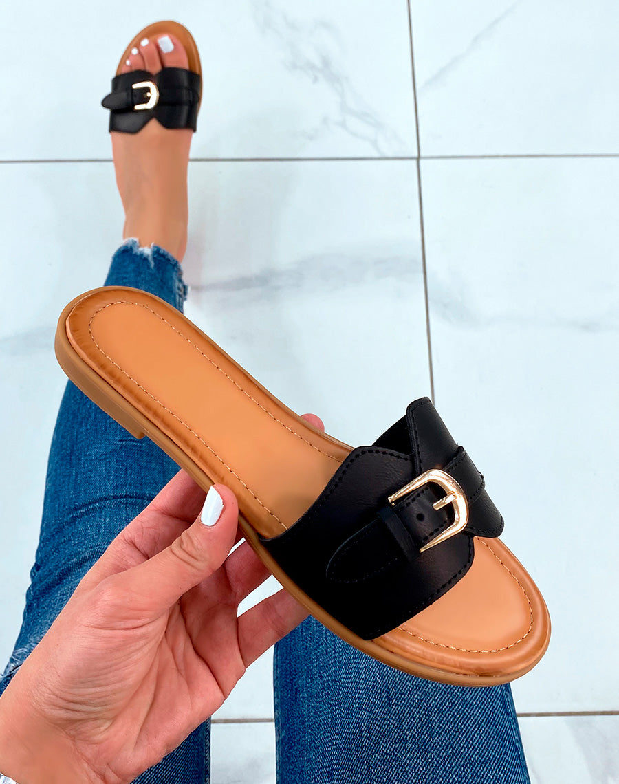 Mules plates noires à détails dorés