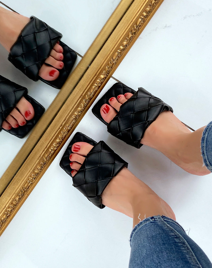 Mules plates noires damier et bout carré