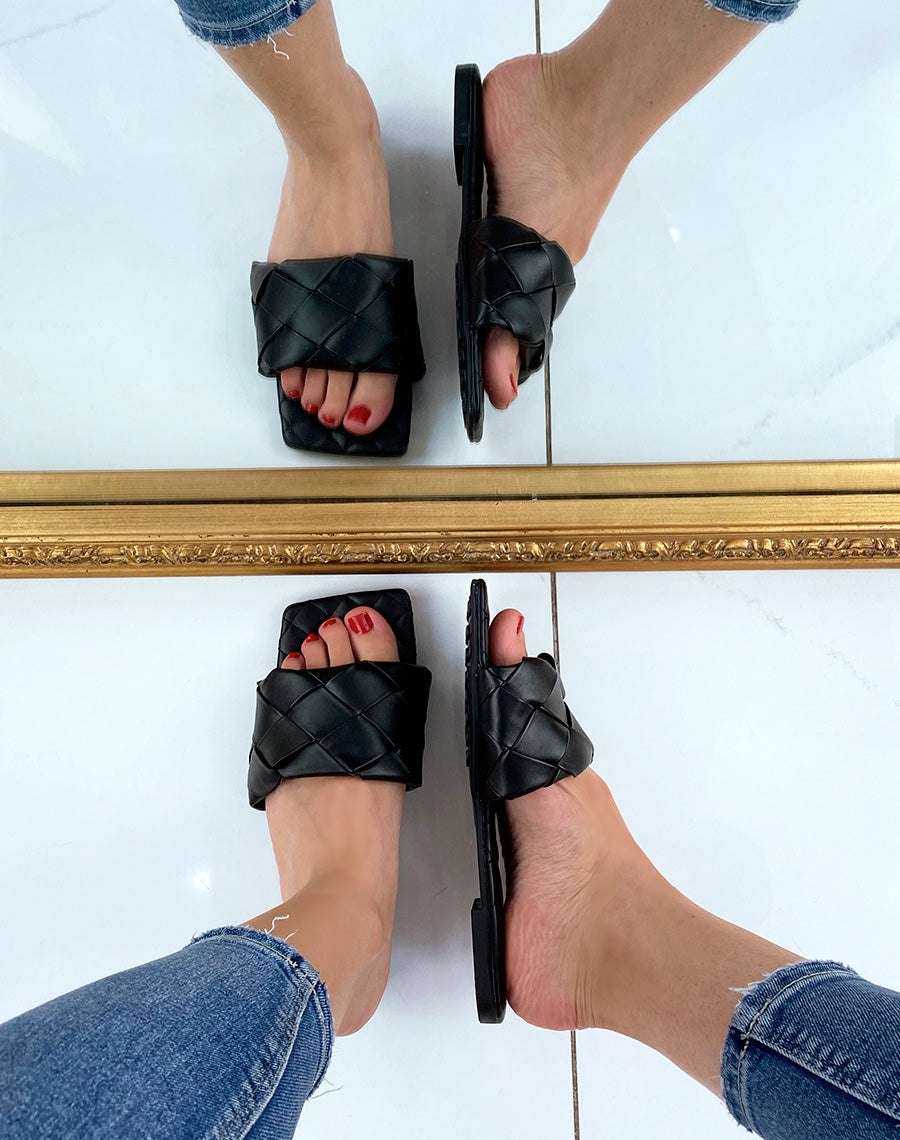 Mules plates noires damier et bout carré