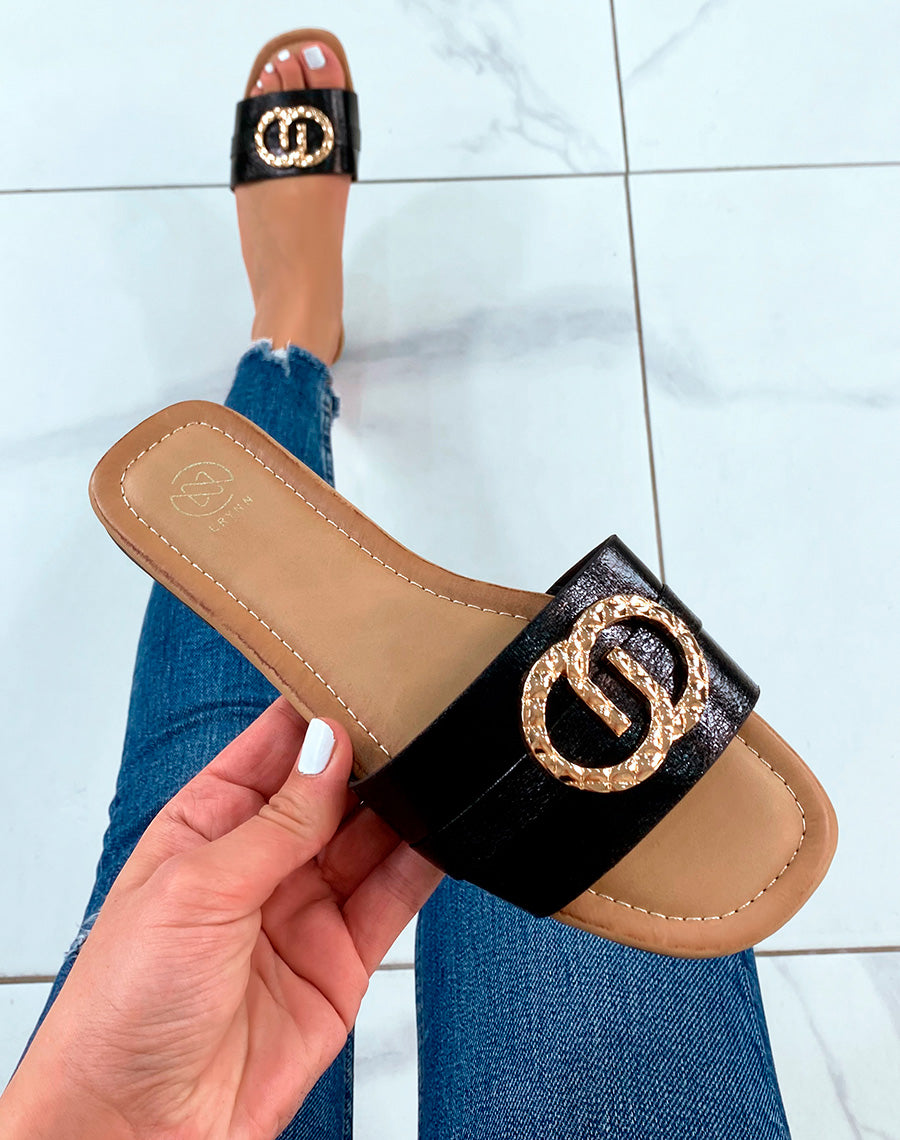 Mules plates noires à double boucle dorée