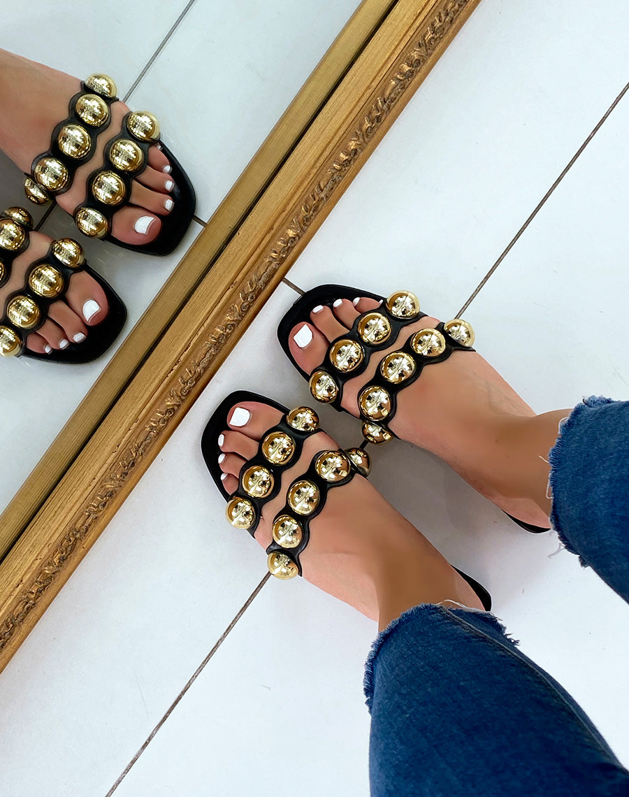 Mules plates noires à double brides et perles dorées