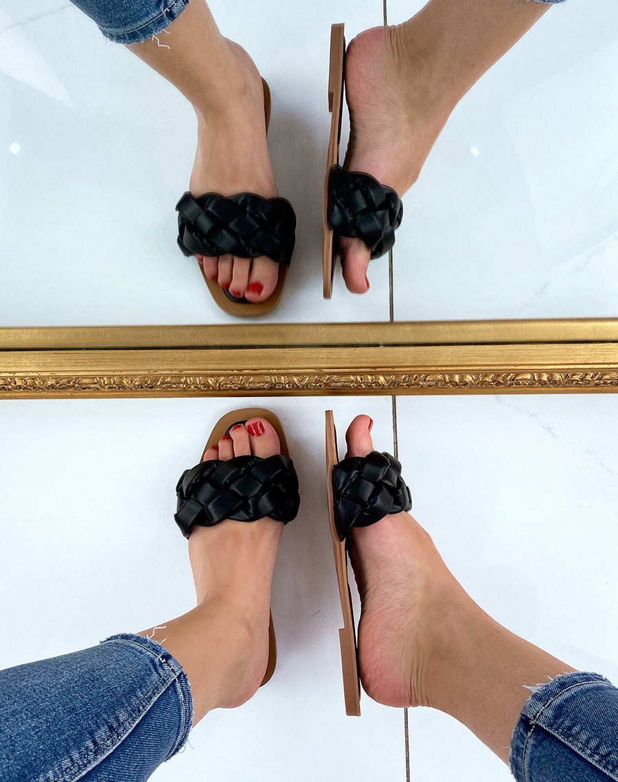 Mules plates noires à grosse bride tressée