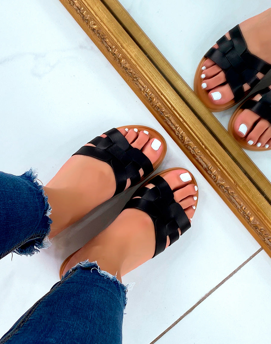 Mules plates noires à lanières entrecroisées