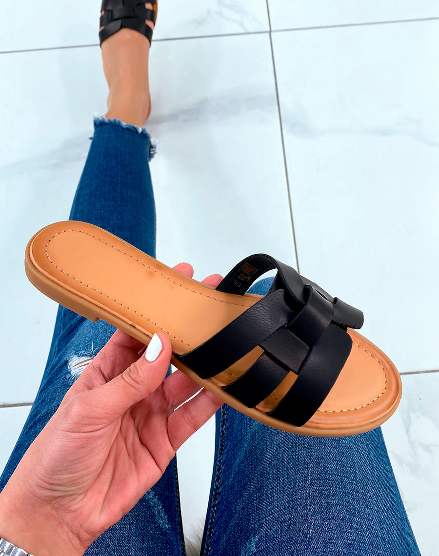 Mules plates noires à lanières entrecroisées